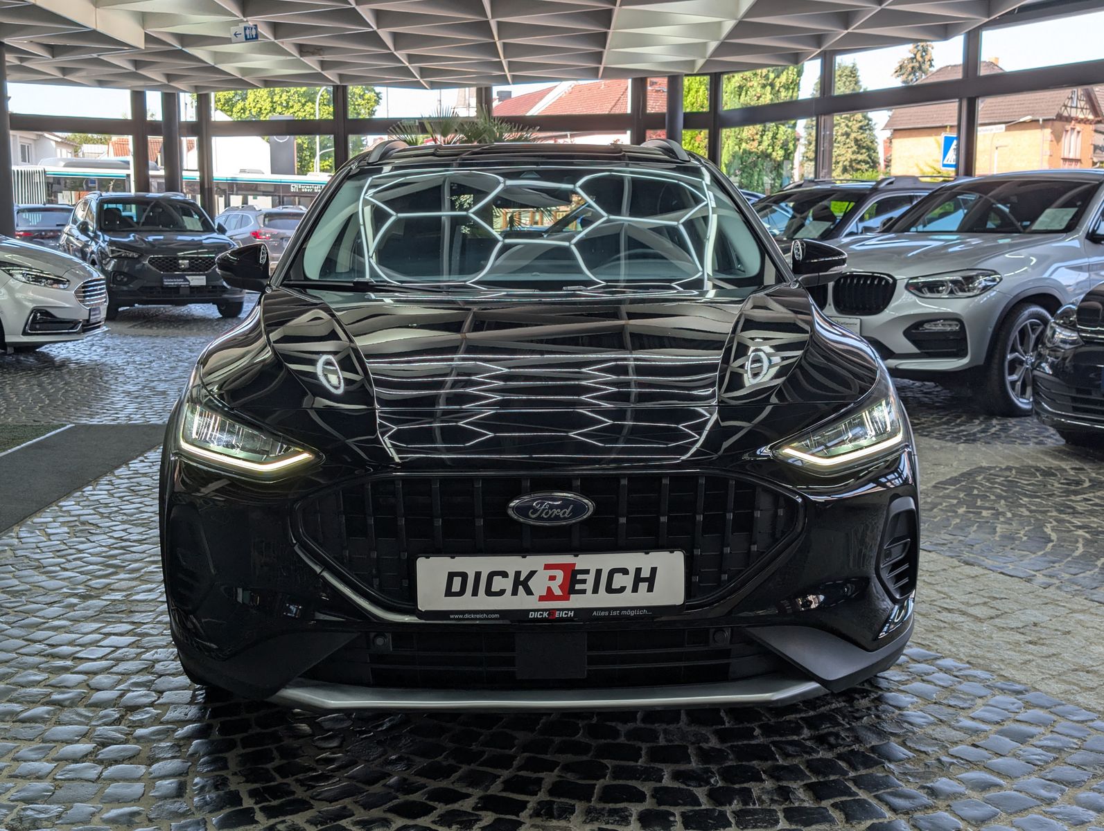 Fahrzeugabbildung Ford Focus Limo EB Active LED ACC APP KAM 17" WINTER