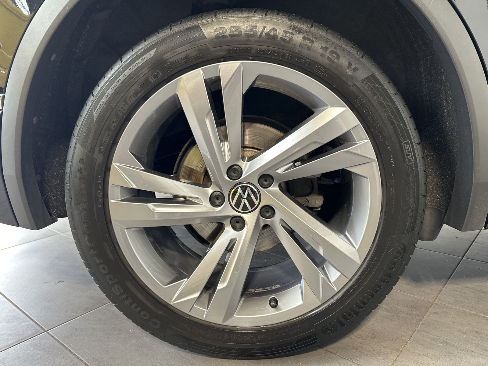 Fahrzeugabbildung Volkswagen Tiguan 2.0 TDI 4M DSG R-Line NAV+MATRIX+AHK+ACC