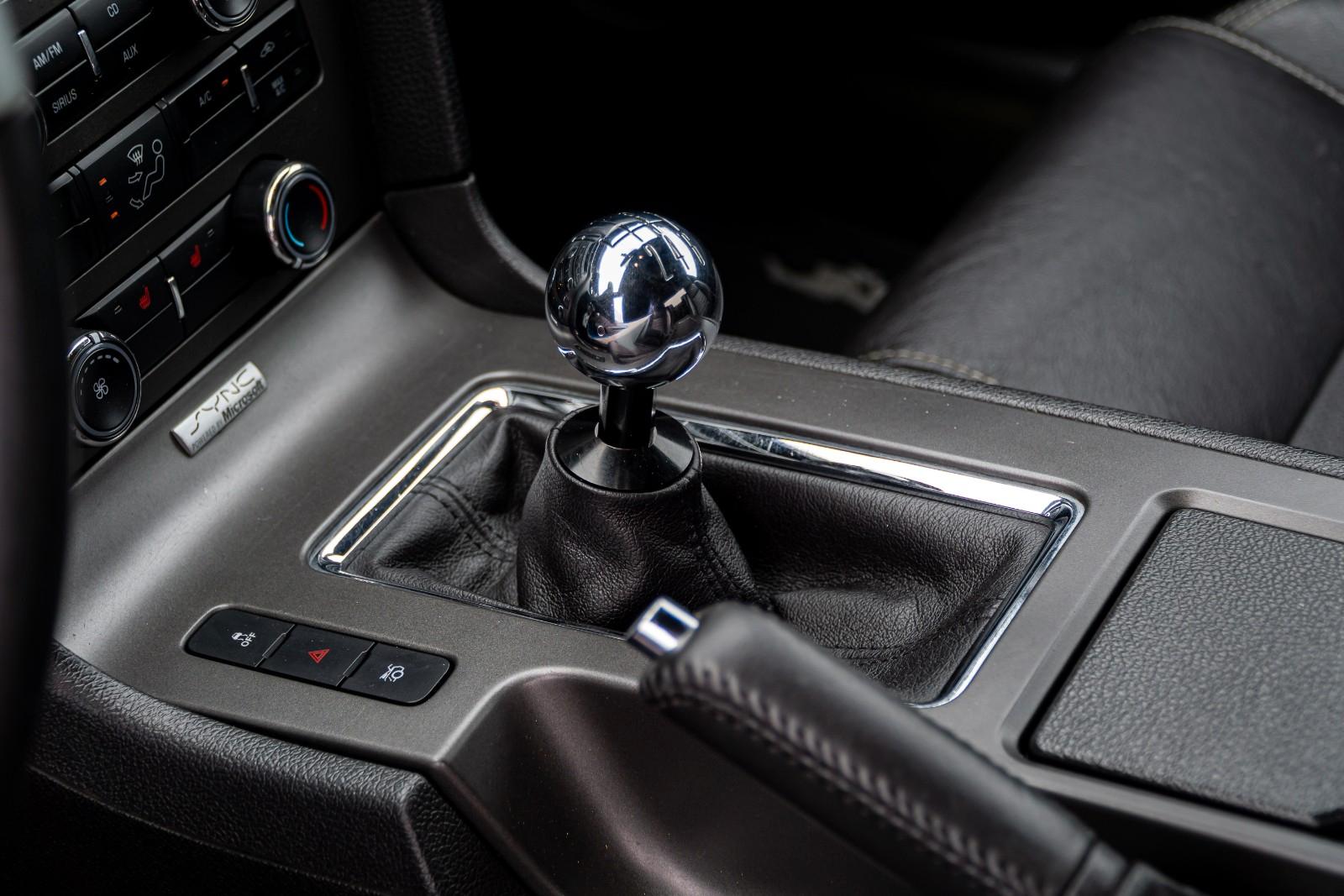 Ford Mustang V6 3,7 -KLIMA/SCHALT/LEDER/SHZ/XENON/R18