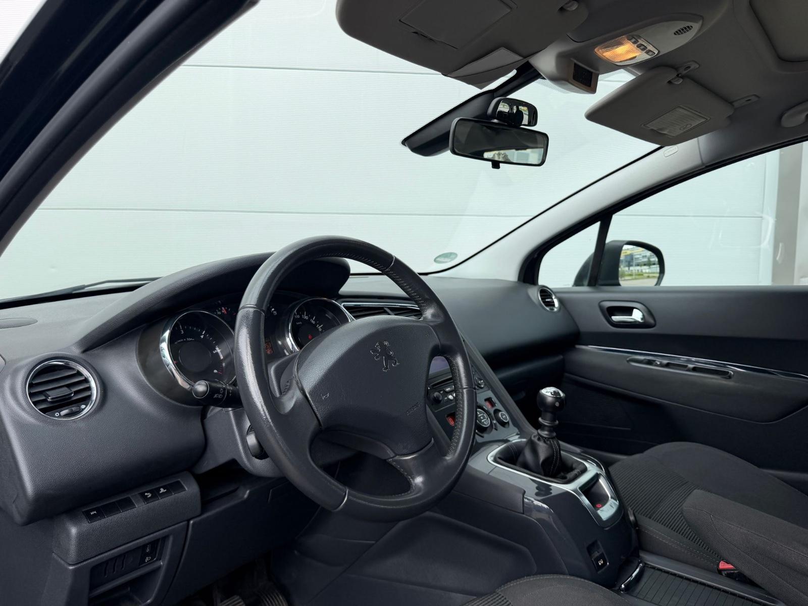 Peugeot 5008 2012 — photo 16