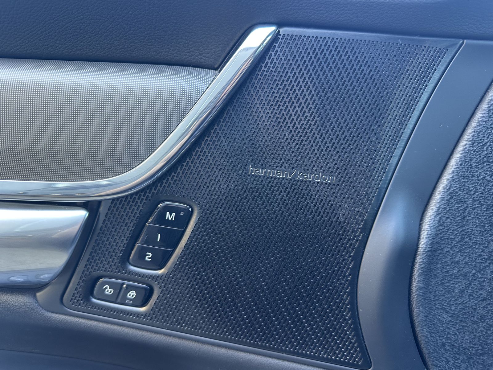 Fahrzeugabbildung Volvo V90 T6 Plus Dark Plug-In Hybrid AWD NAV+LED+AHK