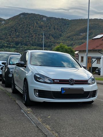 Volkswagen Golf 2.0 TSI GTI adidas GTI