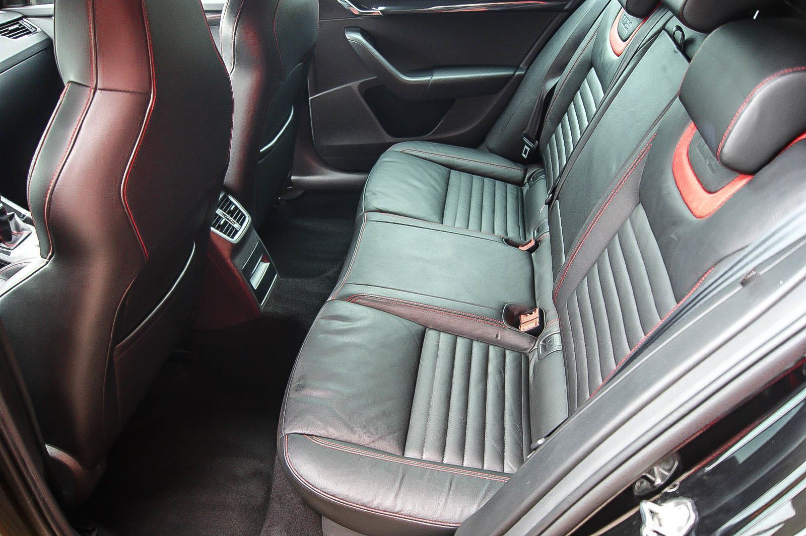 Fahrzeugabbildung SKODA Octavia Combi RS 20TSI CHALLENGE XL LEDER XENON
