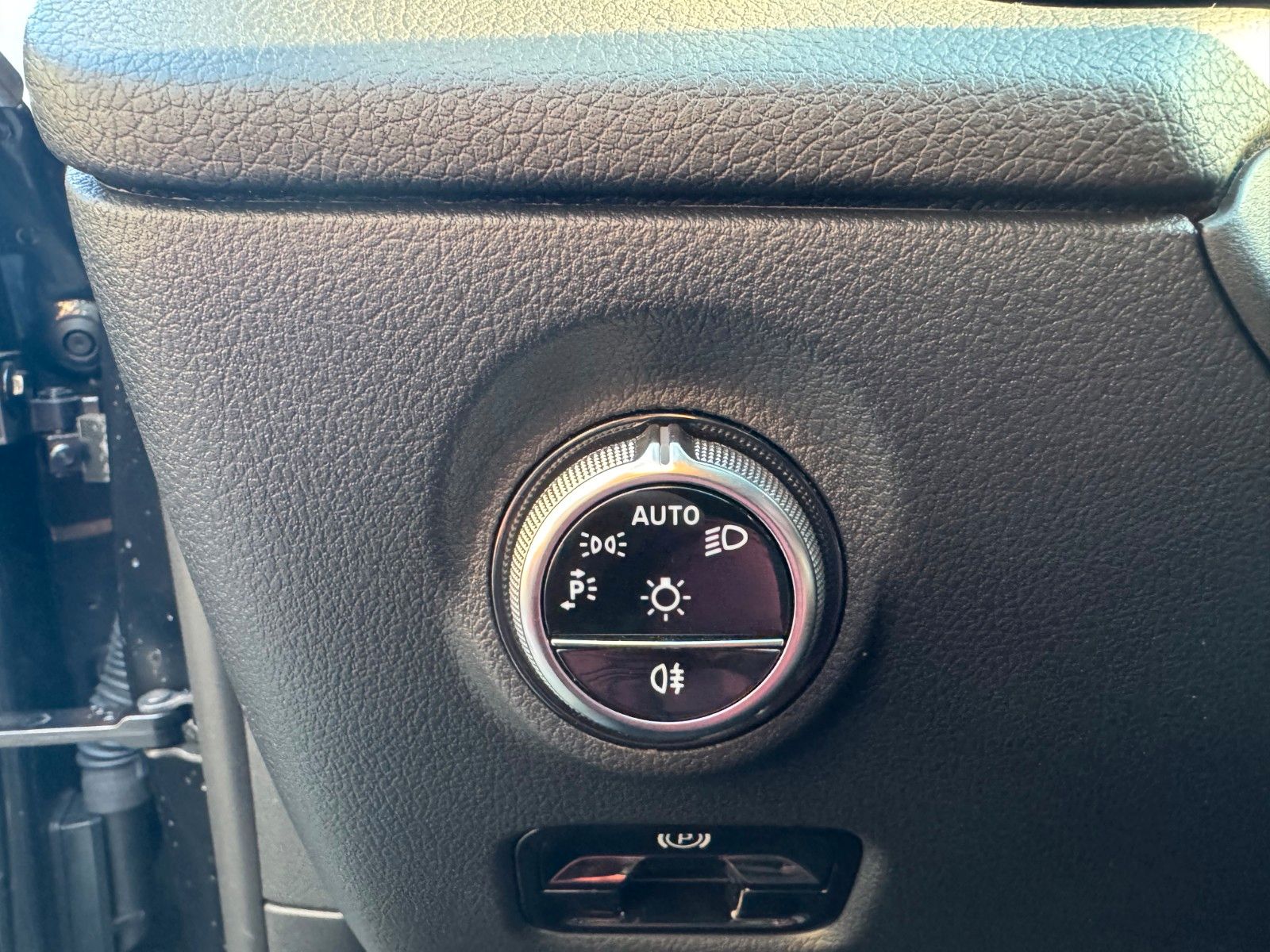 Fahrzeugabbildung Mercedes-Benz C 200 Limo+Leder+LED+Navi+DAB+ESD