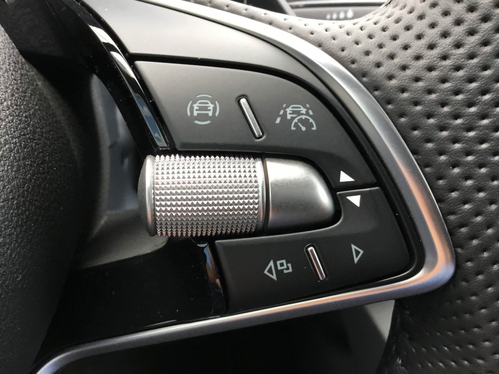 Fahrzeugabbildung SKODA Karoq 2.0l TSI DSG 4x4 Sportline+AHK+Matrix+Pano