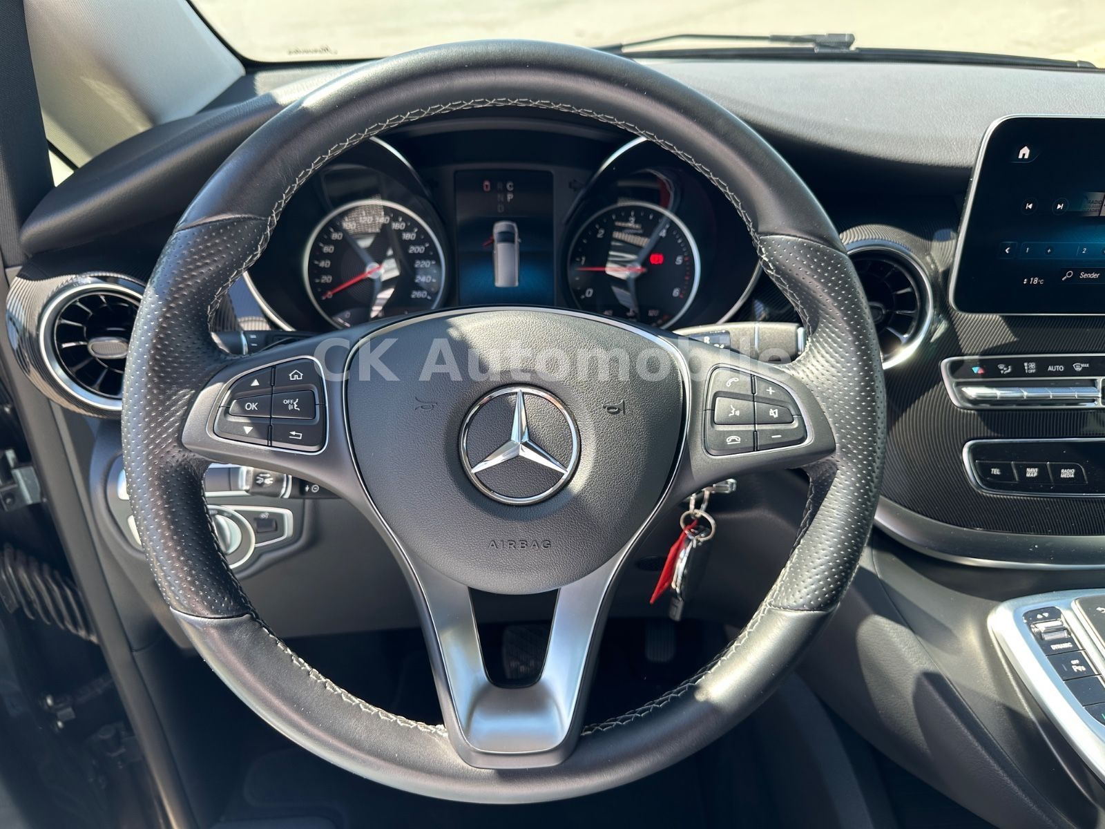 Fahrzeugabbildung Mercedes-Benz V 300d EDITION 4MATIC lang/7 Sitze/Navi/LED/AHK
