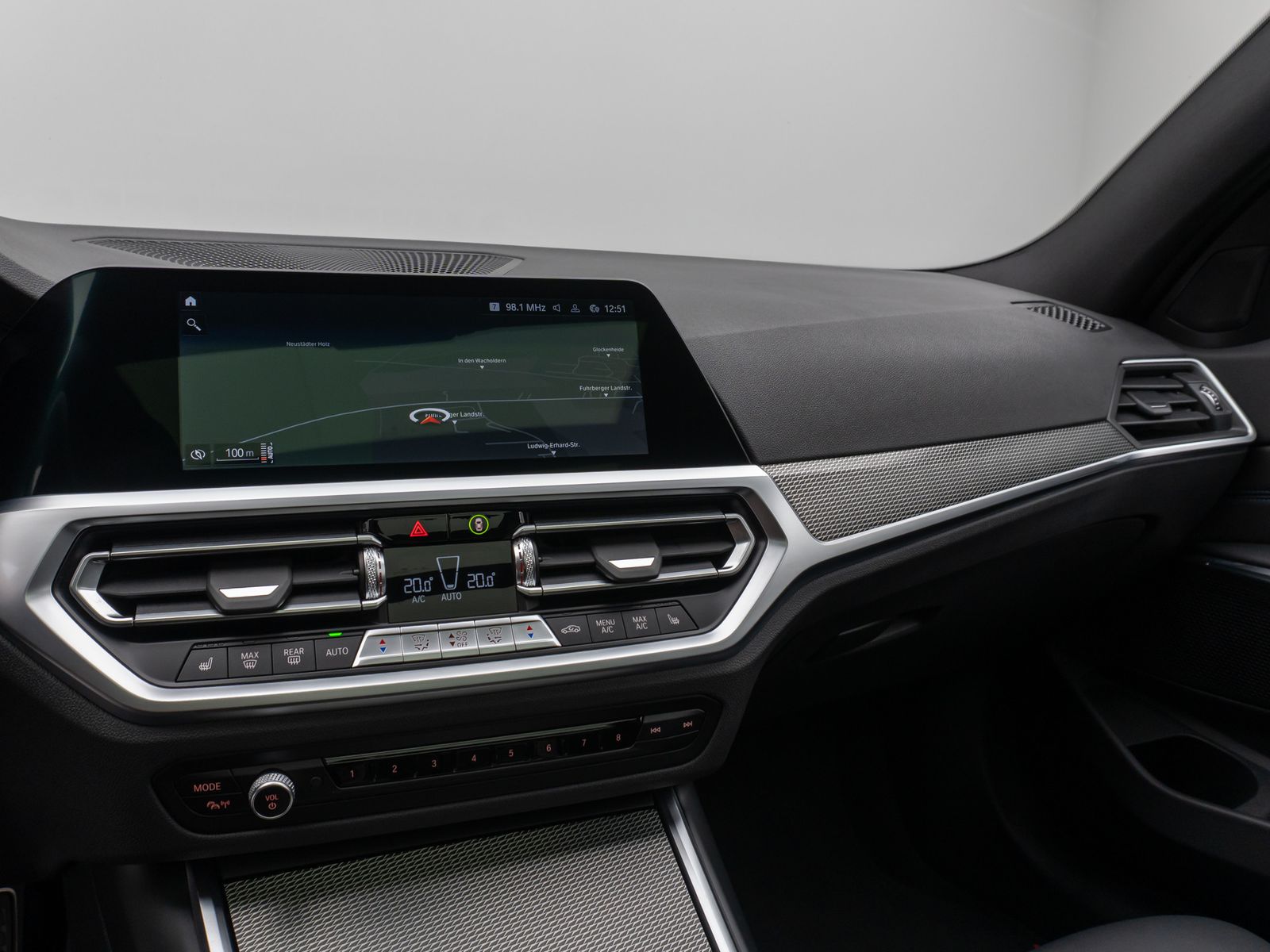Fahrzeugabbildung BMW 330i M Sport Panorama Kamera DAB HiFi Komfort