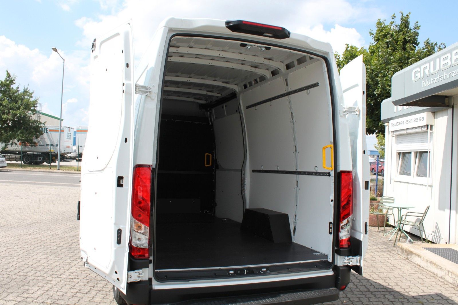 Fahrzeugabbildung Iveco Daily KaWa Aut. 3.0 D Holzb./Verkleidung/Airline