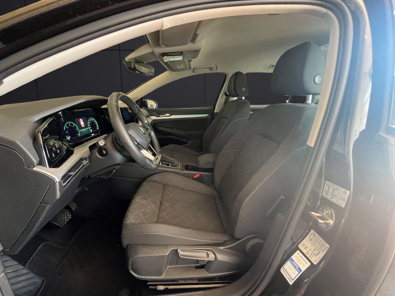 Fahrzeugabbildung Volkswagen Golf VIII Variant TDI Life DSG LED Navi AID PDC