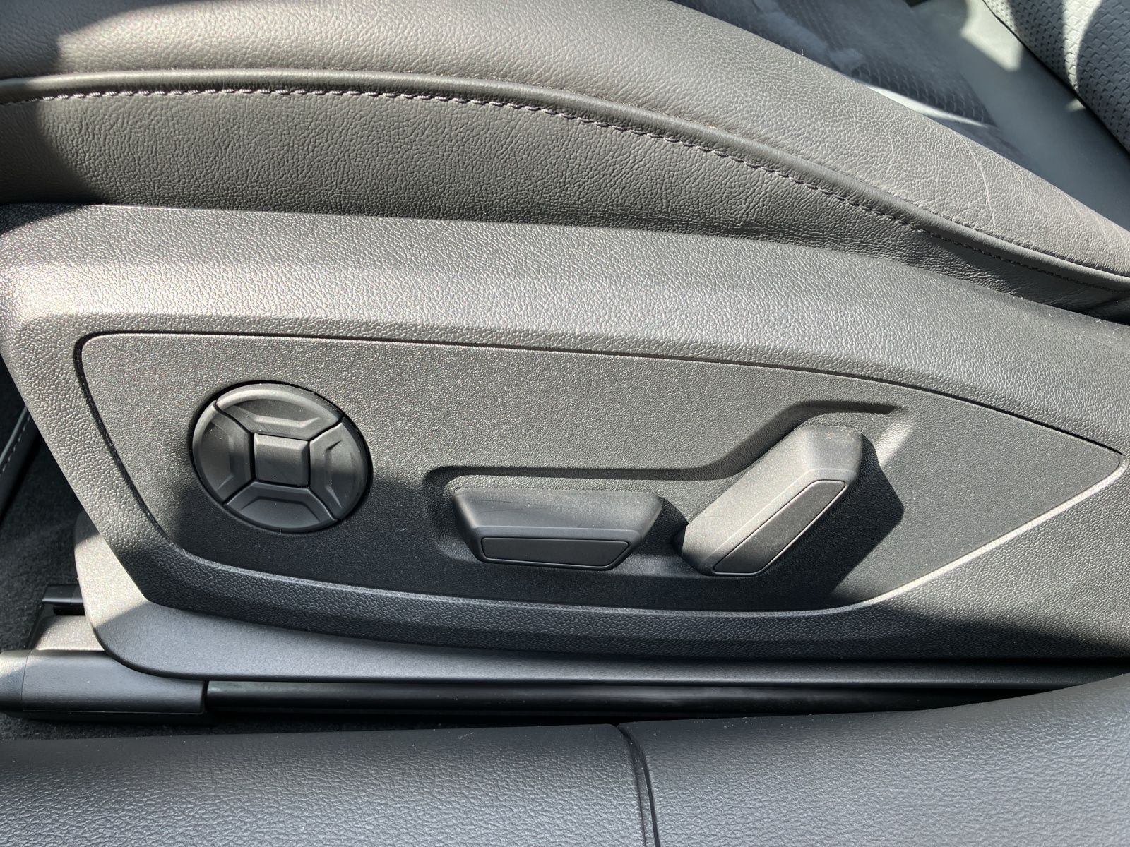 Fahrzeugabbildung Audi S6 Avant TDI quattro Matrix Navi AVC B&O 21" RFK