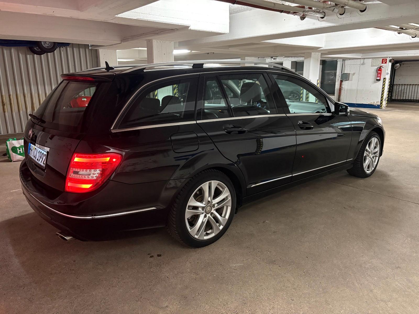 Mercedes-Benz C300 2012 — вигляд ззаду