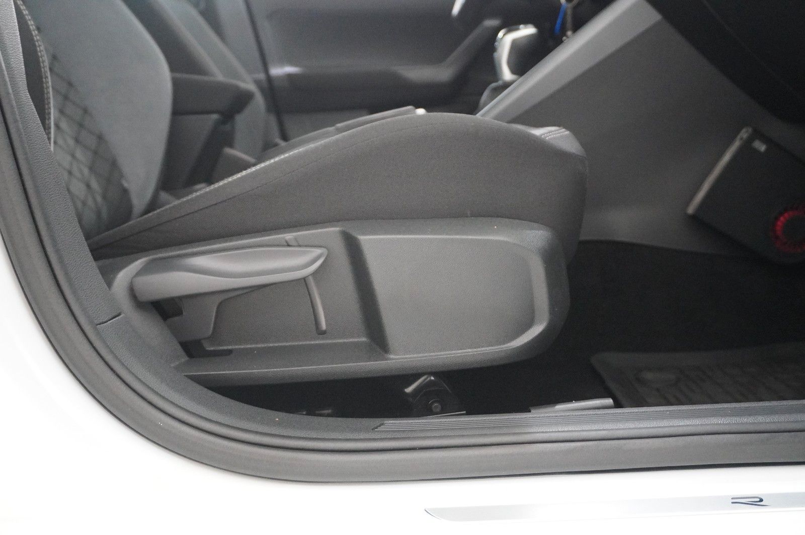 Fahrzeugabbildung Volkswagen Taigo 1.0 TSI R-LINE NAVI/LED/KAMERA/SPORT/DAB+