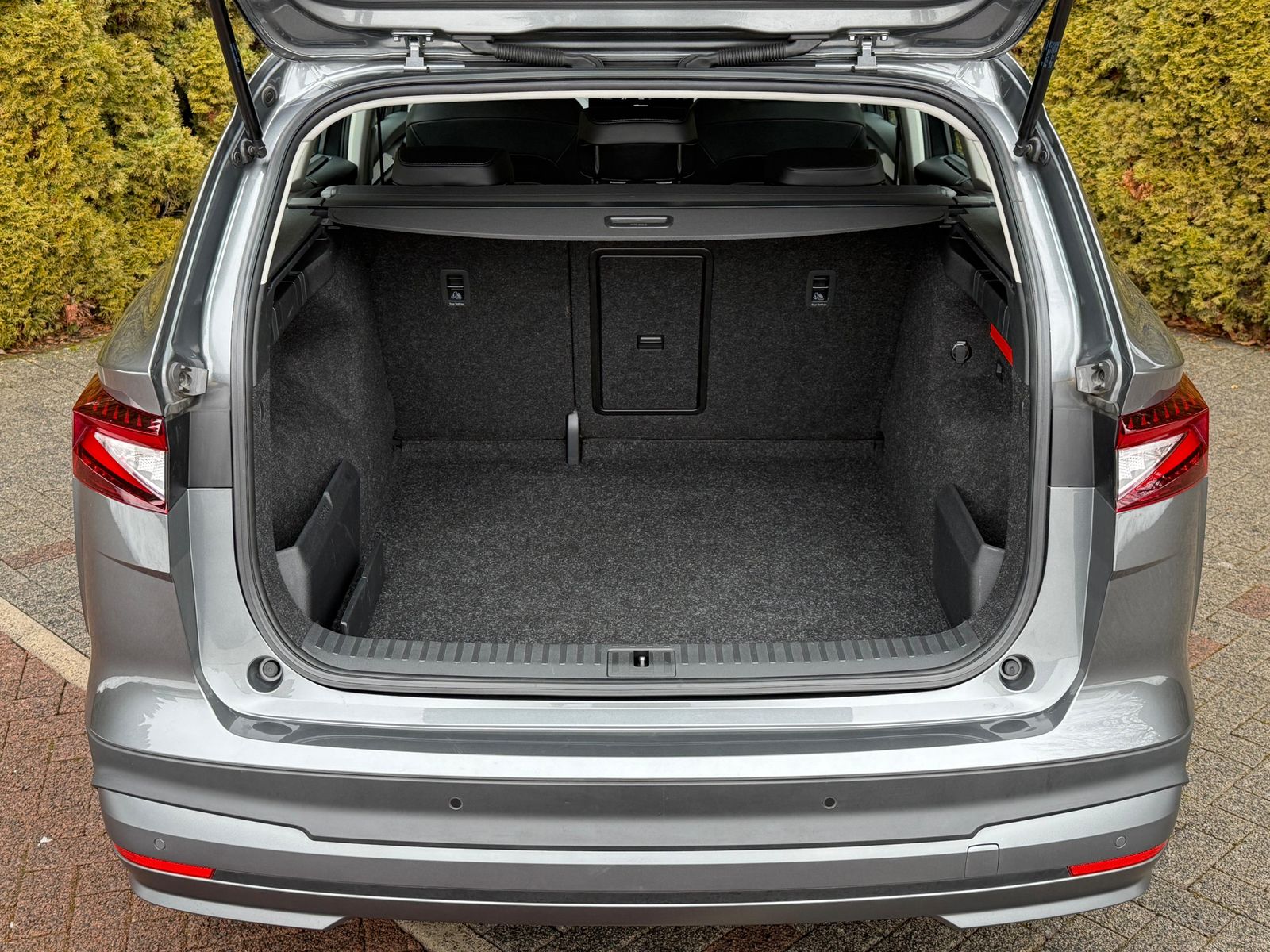 Fahrzeugabbildung SKODA Enyaq 60 Loft CCS+LED+NAV+SHZ+KAMERA+AHK+ACC+DAB