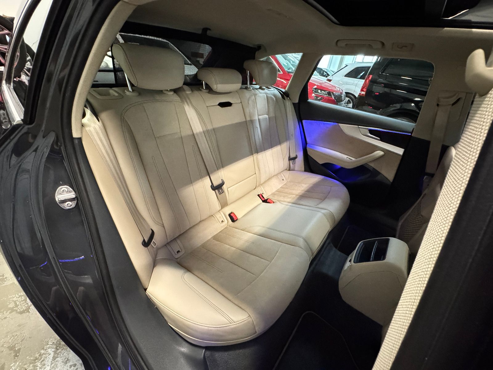 Fahrzeugabbildung Audi A4 Avant DESIGN S-TRONIC PANO STHD AHK LEDER