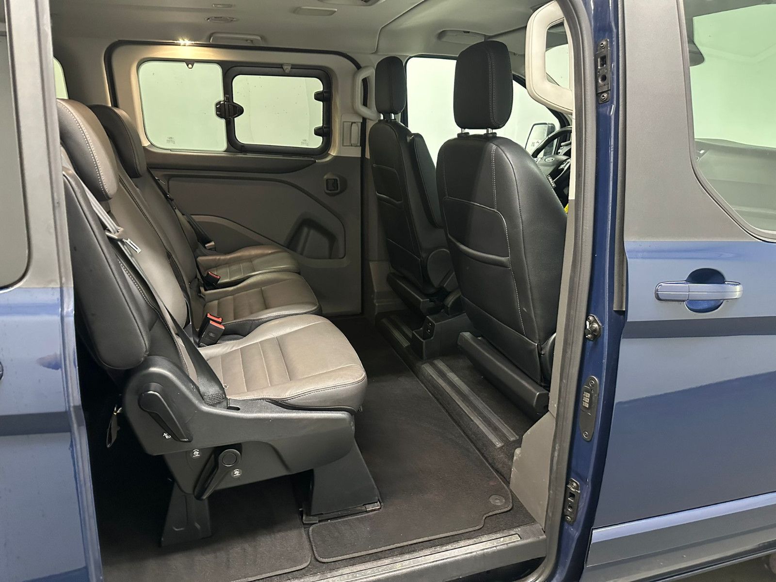 Fahrzeugabbildung Ford Tourneo Custom 320 L2H1*8SITZE*AHK*ACC*SPURH*