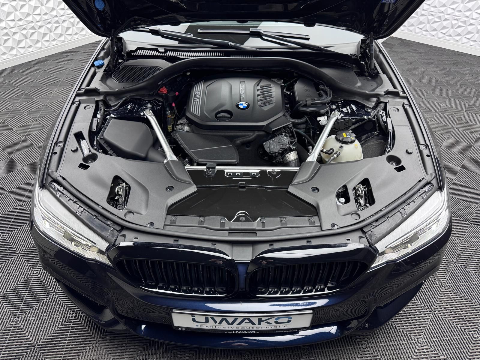 Fahrzeugabbildung BMW 520d M-PAKET/ACC/PANO/HUD/DA+/KEYL/LED/R-CAM/DAB