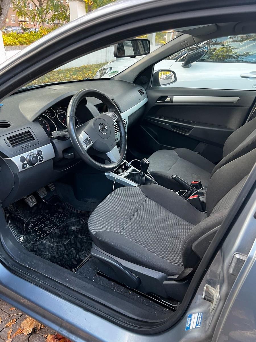 Opel Astra 2009 — photo 14