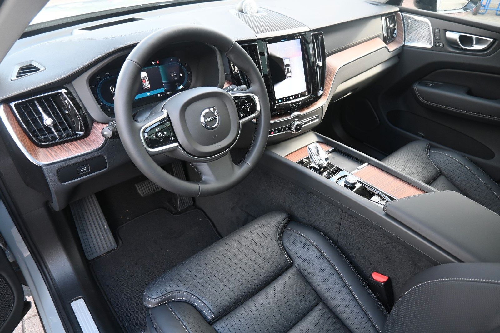 Fahrzeugabbildung Volvo XC60 B4 D AWD Ultimate Dark*STDHZG*360°*LUFT*ACC