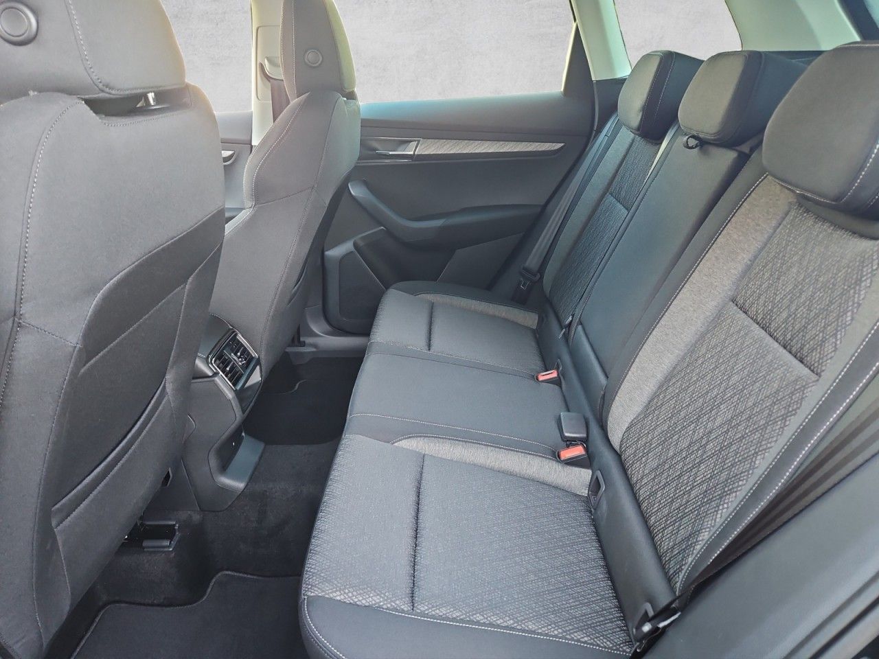 Fahrzeugabbildung SKODA Karoq Selection Style TSI DSG