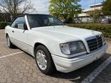 Mercedes-Benz E 220 Cabrio 2-Hd Autom.Leder Klima Sitzhzg Temp - Mercedes-Benz E 220 mit Benzin-Antrieb: Cabrio