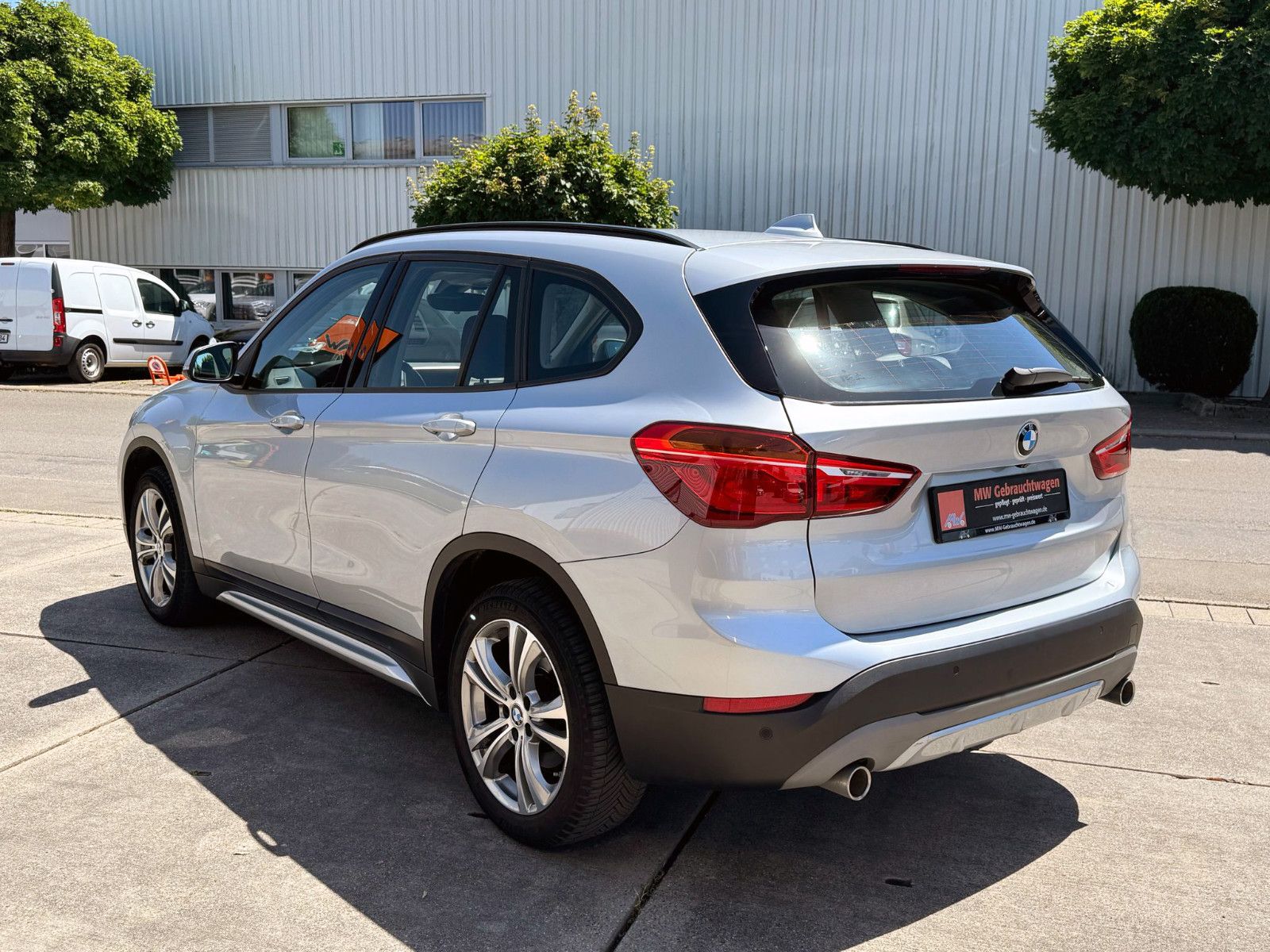 Fahrzeugabbildung BMW X1 xDrive 20i Sport-Line Temp. HUD PANO KAM PDC