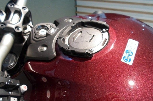 Fahrzeugabbildung Honda CB1000R mit Seitenkoffer