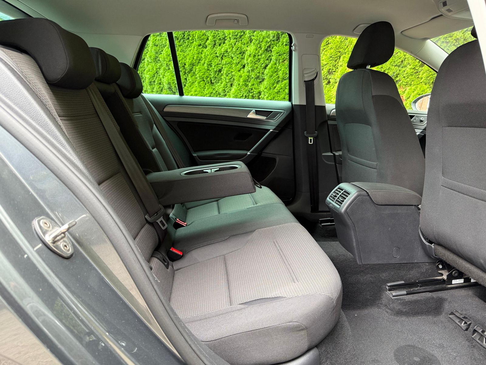 Fahrzeugabbildung Volkswagen Golf 1.6 TDI DSG Lim Comfortline NAV+SHZ+PDC+MFL