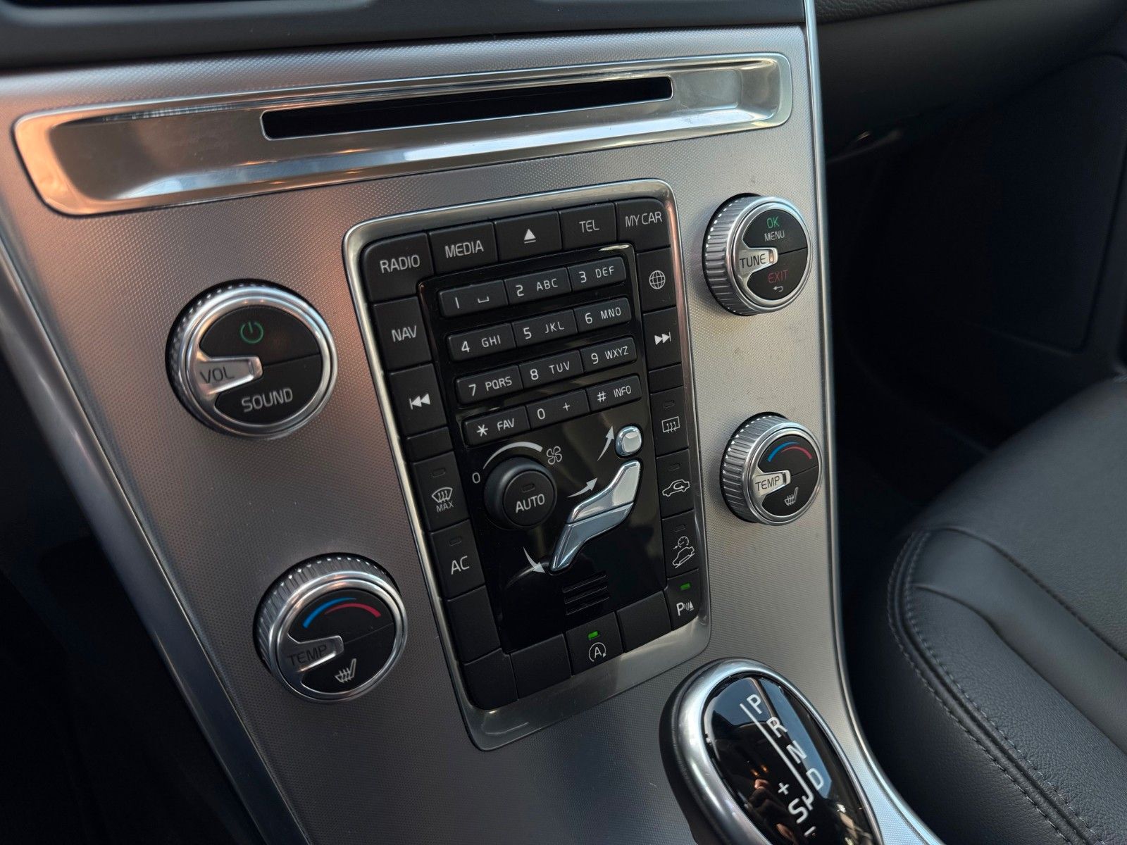 Fahrzeugabbildung Volvo XC60 Summum AWD 306PS NAVI LEDER SITZHZG AUTOM.