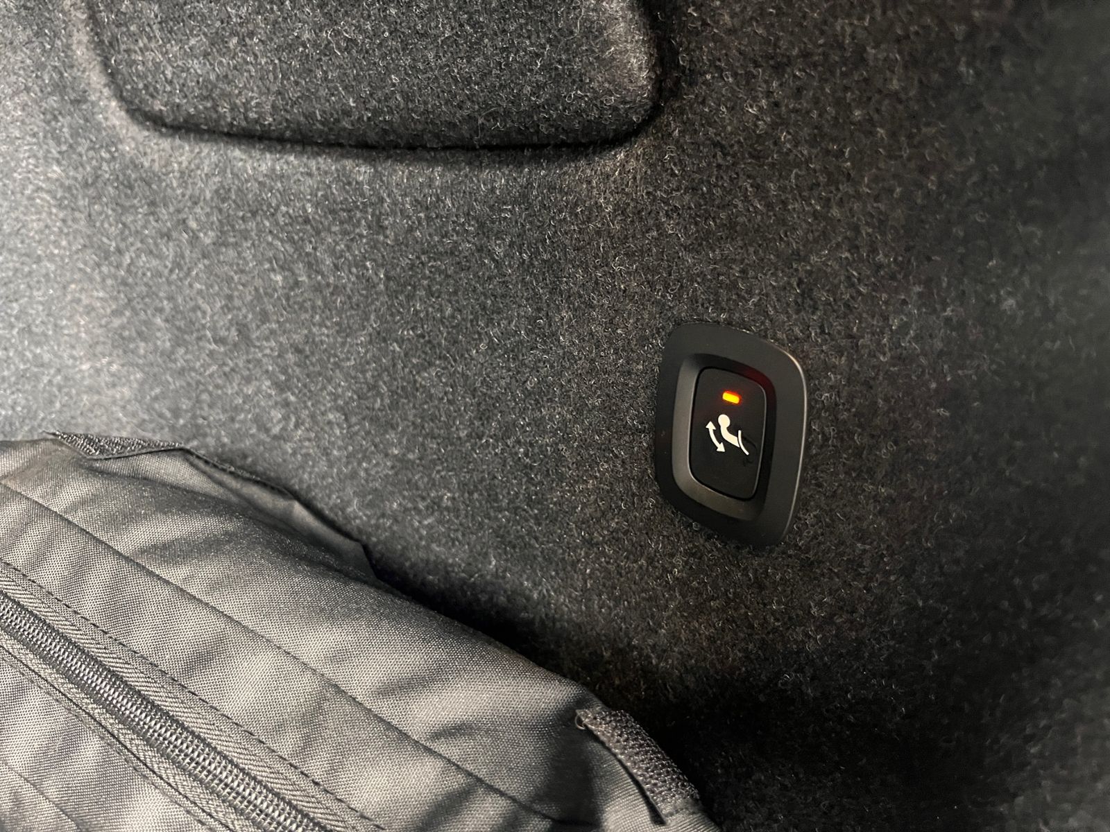 Fahrzeugabbildung Volvo XC40 AWD AHK LED NAVI ALU