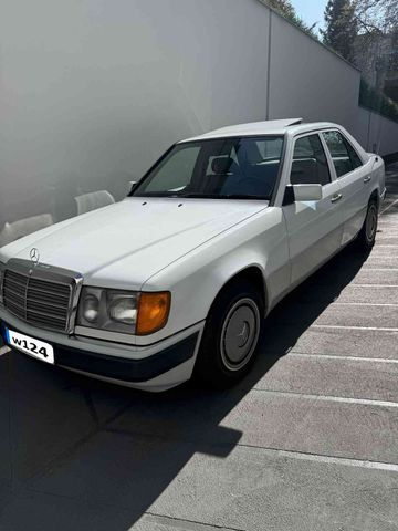 Mercedes-Benz Mercedes W124 E200