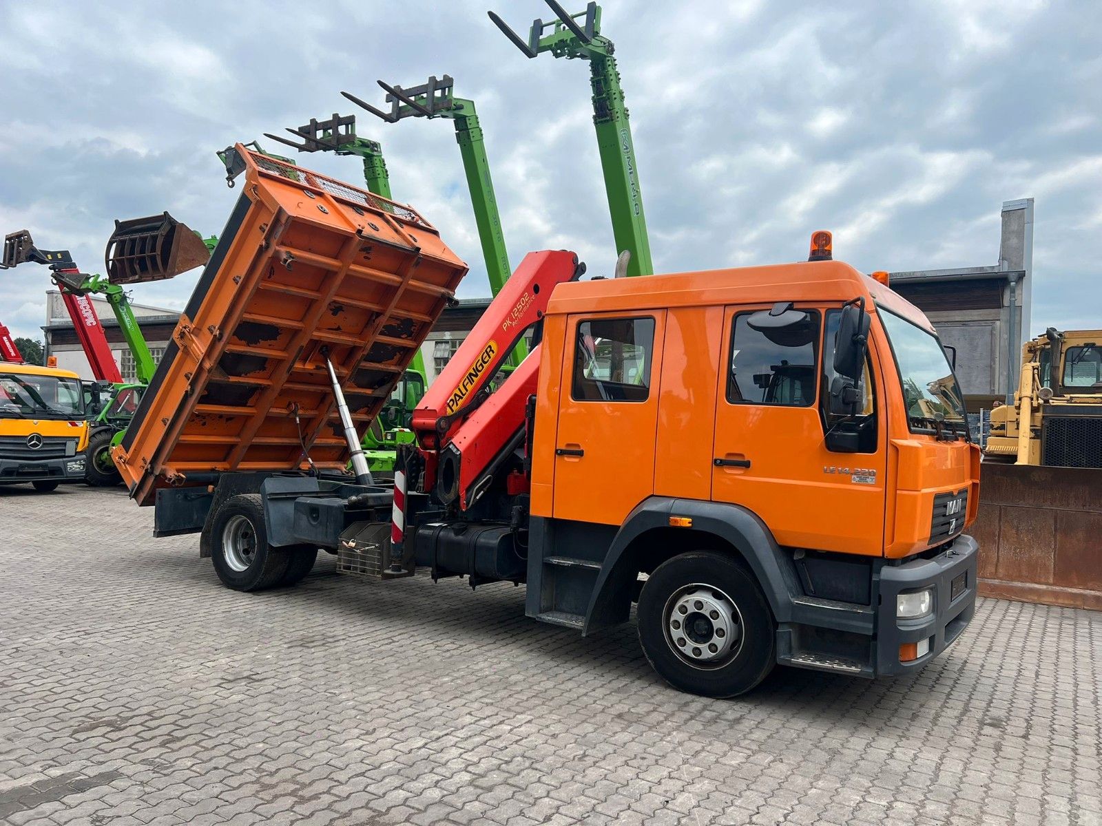 Fahrzeugabbildung MAN LE 14.220/Palfinger PK 12502/3.Seitenkipper/Doka