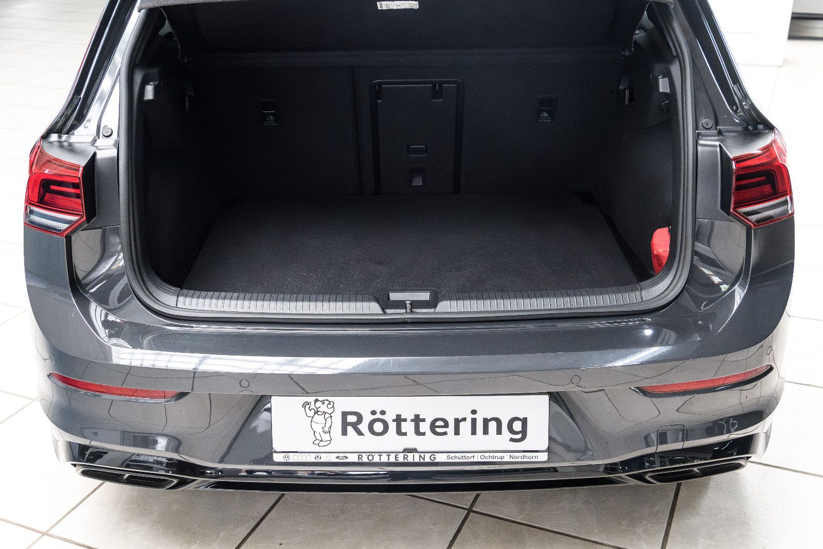 Fahrzeugabbildung Volkswagen Golf VIII R-Line 1.5 eTSI LED+APP+SHZ+18"