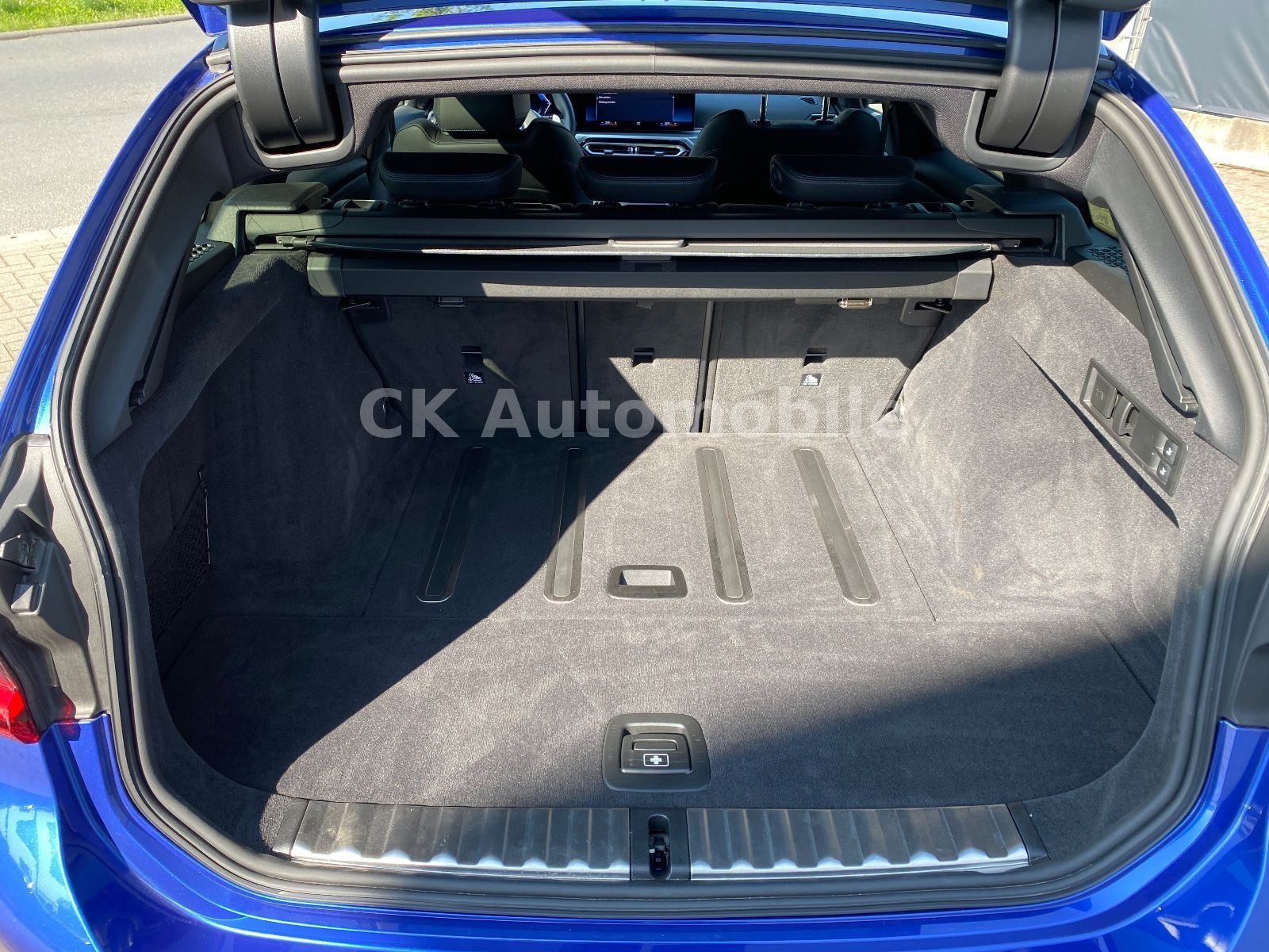 Fahrzeugabbildung BMW 320d xDrive Touring M-Sport/Navi/LED/ACC/360°Kam
