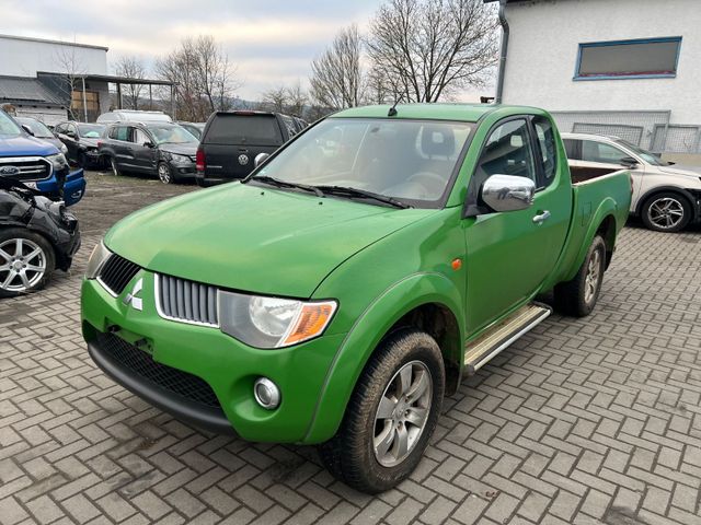 Mitsubishi L200 Intense Club Cab 4WD 2.5d *MOTORSCHADEN*