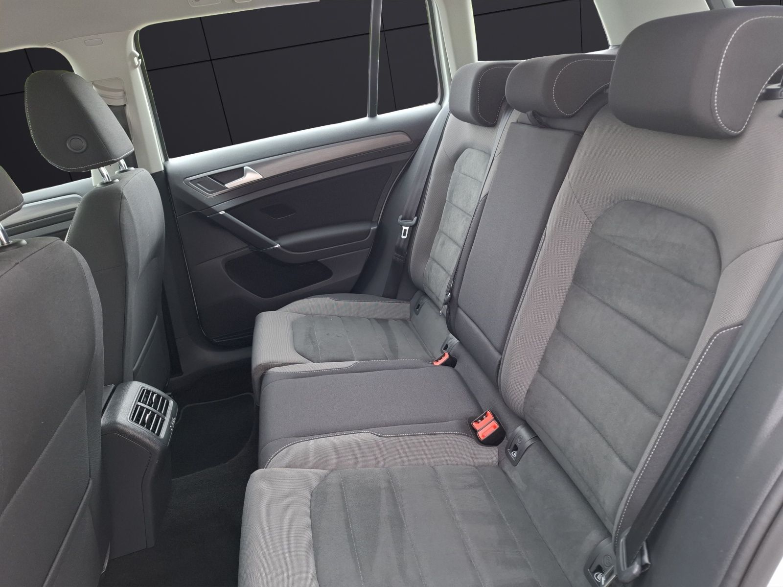 Fahrzeugabbildung Volkswagen Golf VII Variant TSI Comfortline Navi ACC RFK SH
