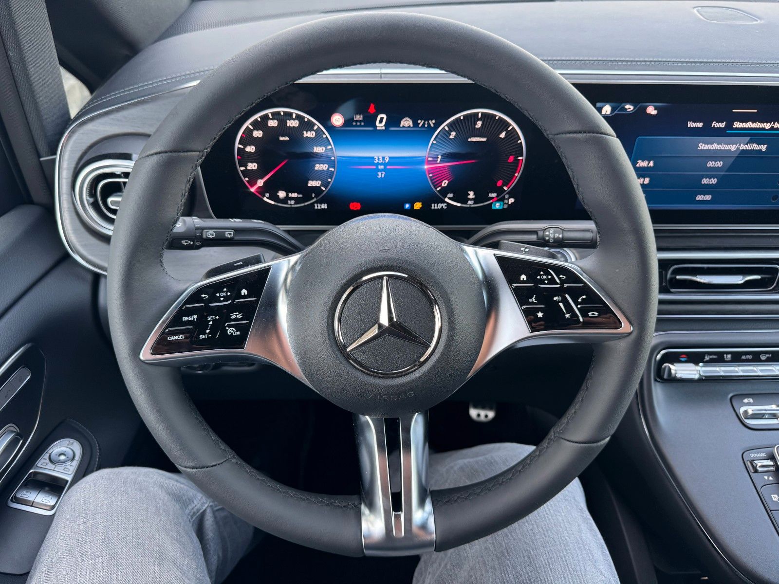 Fahrzeugabbildung Mercedes-Benz V 300 d AVA Stdheiz AHK2,5to DISTRONIC 360Kamera