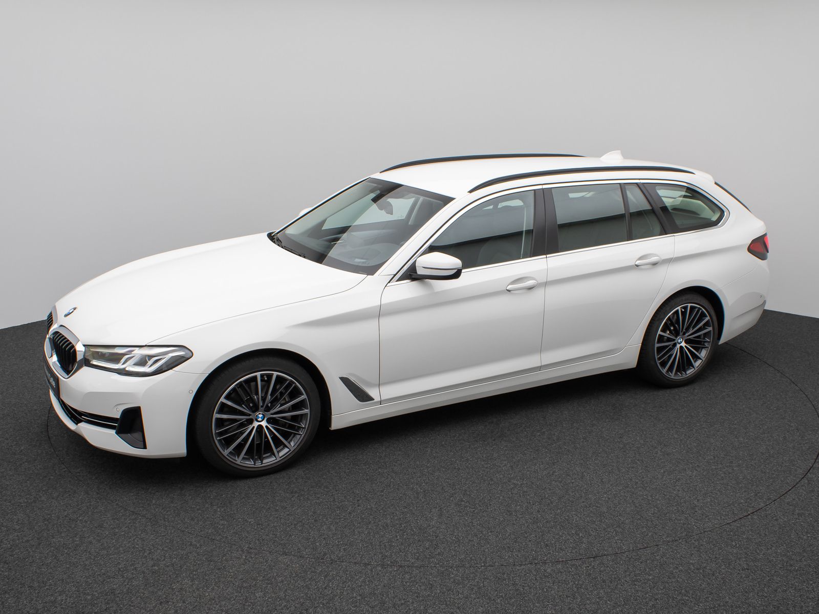Fahrzeugabbildung BMW 530d Kamera HUD DAB Komfort Alarm Sport 19Zoll