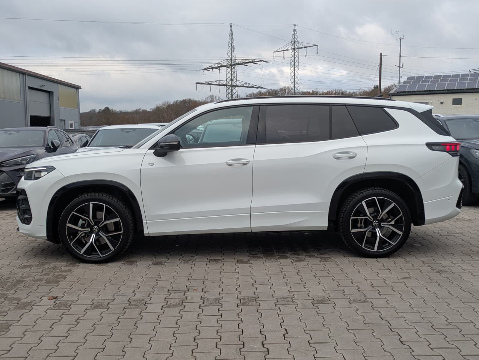 Fahrzeugabbildung Volkswagen Tayron 2.0 TDI 4M R-Line BLACK*7S*AHK*PANO*HUD