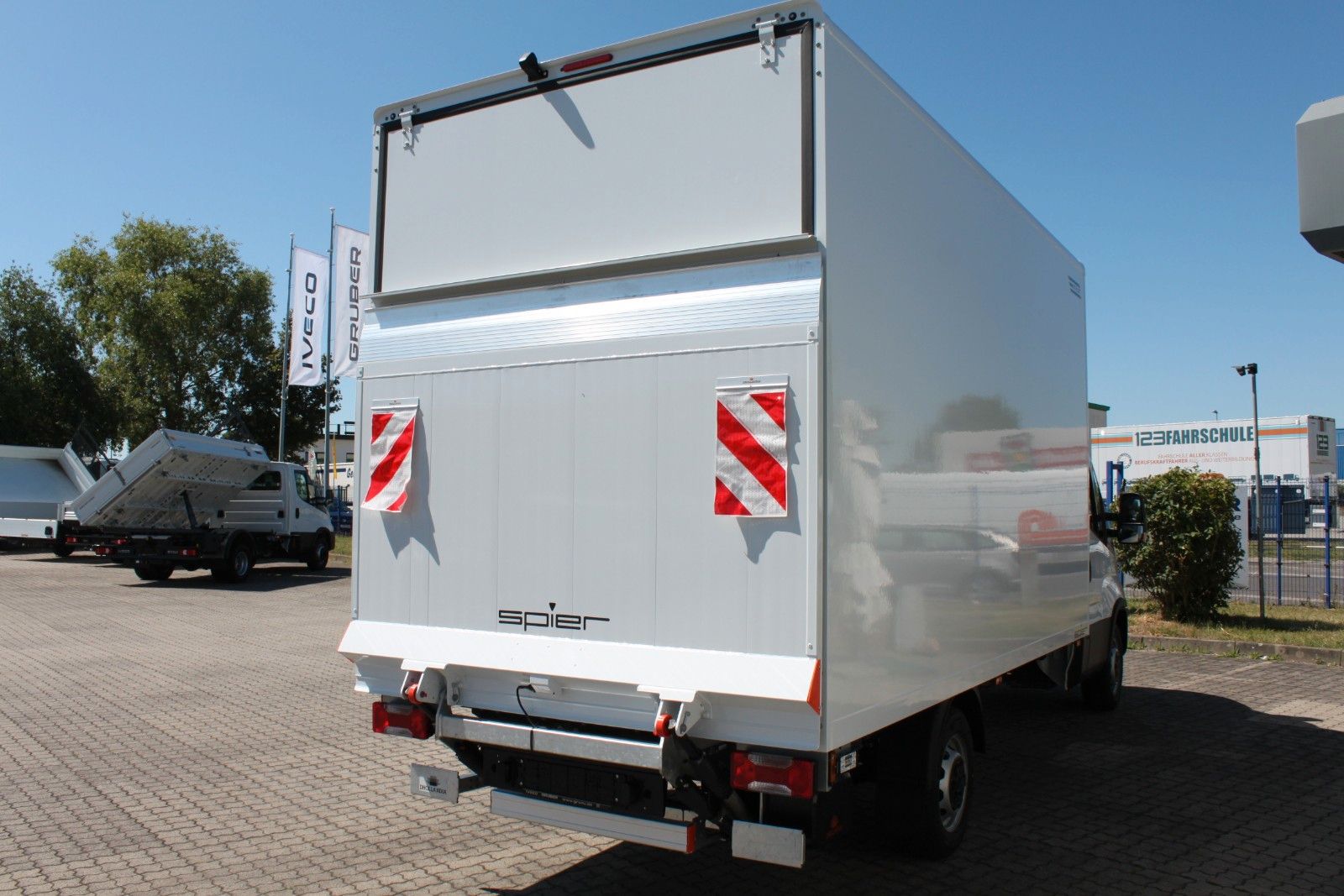 Fahrzeugabbildung Iveco Daily 35S16 Koffer 2375 hoch /LBW 750Kg