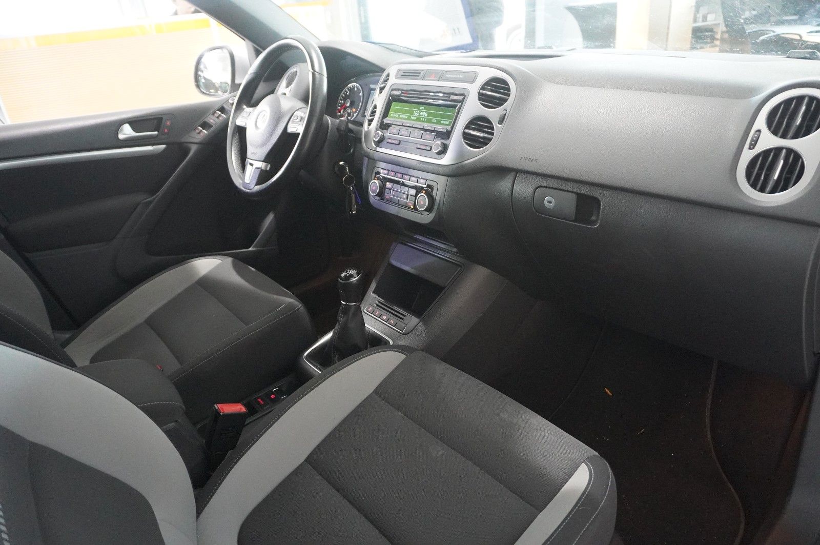 Fahrzeugabbildung Volkswagen Tiguan 2.0D LIFE KLIMA/SHZ/PDC/AUX/NEBEL