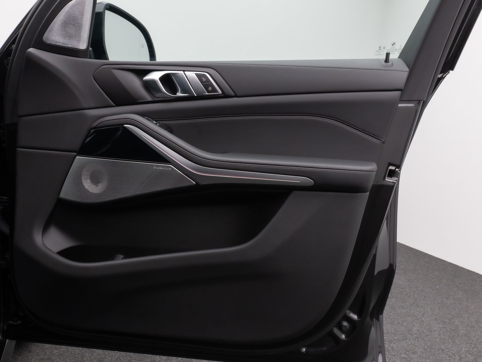 Fahrzeugabbildung BMW X5 xD45e M Sport Panorama Laser 360°HUD DAB B&W
