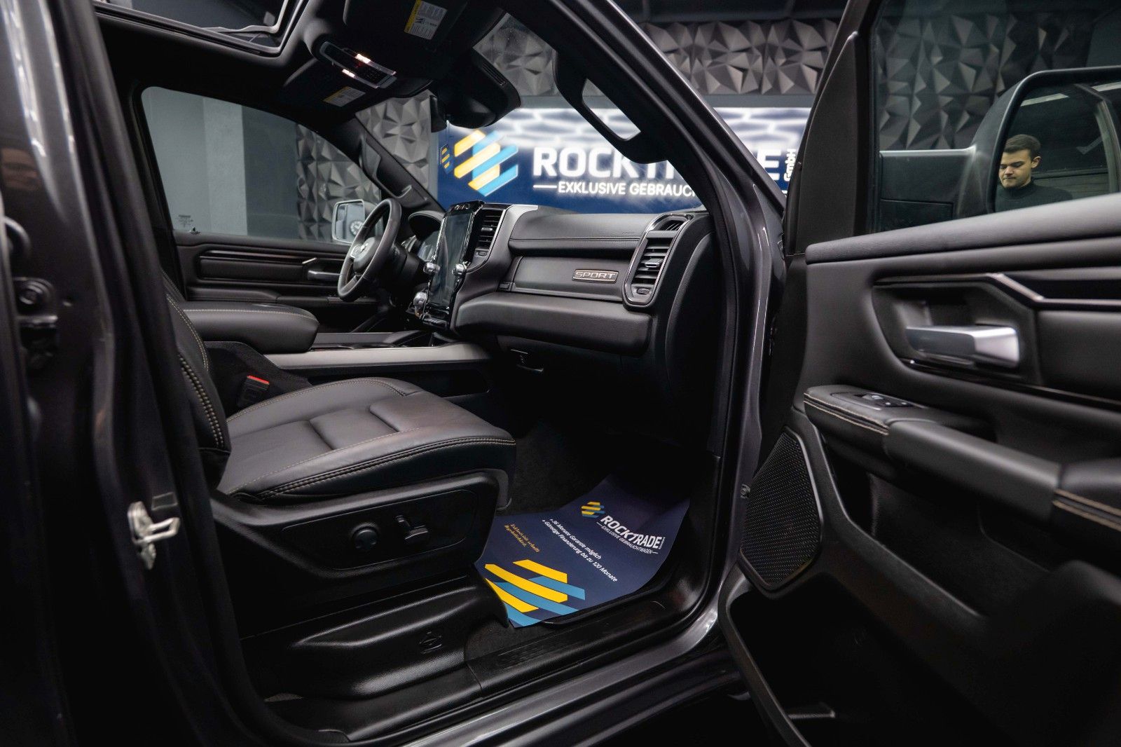 Fahrzeugabbildung Dodge RAM 5.7 V8 HEMI 4x4 Sport Night *Pano*22 Zoll*