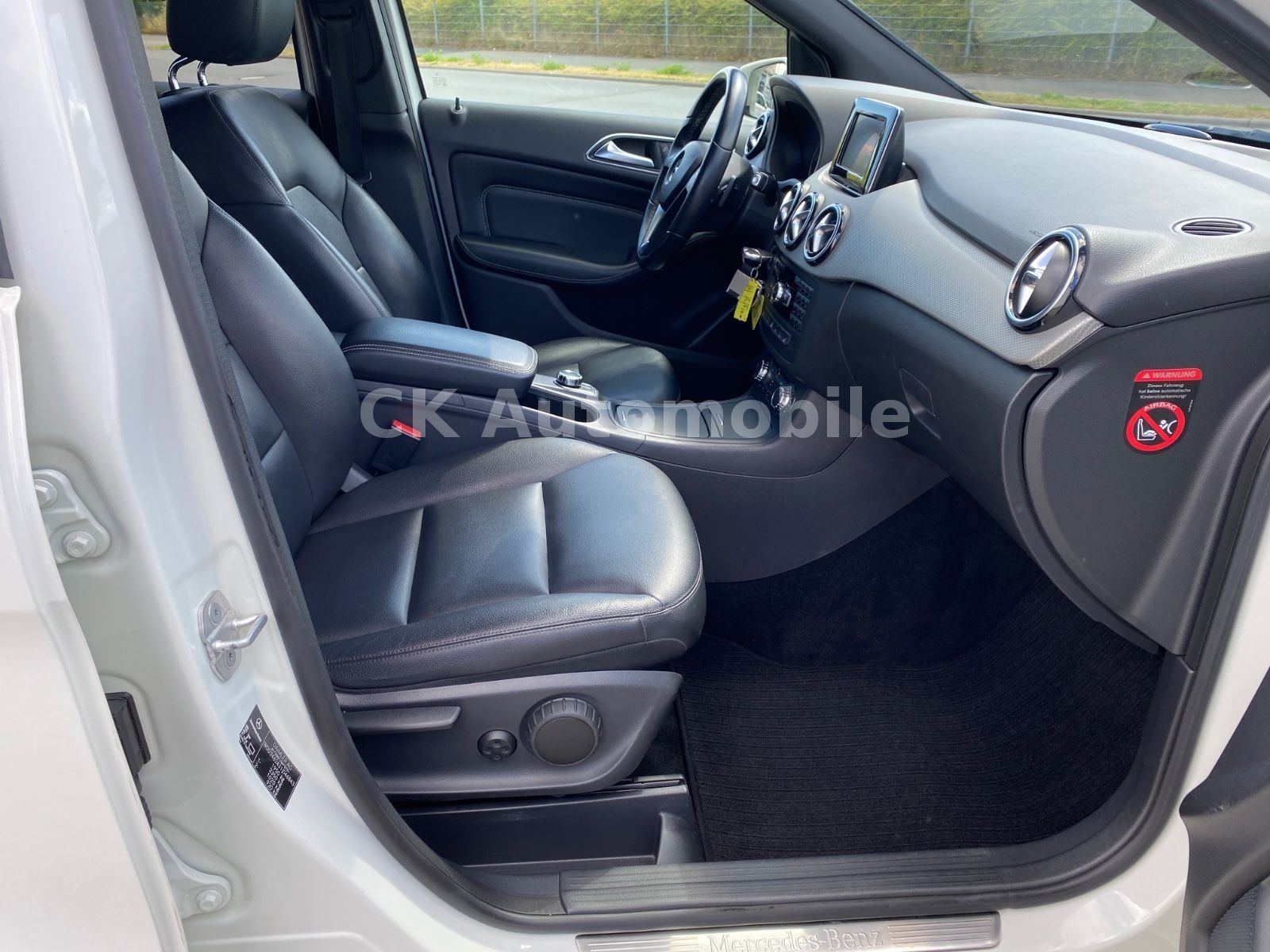 Fahrzeugabbildung Mercedes-Benz B200 Automatik Night-Paket/Leder/Bi-Xenon/Kamera