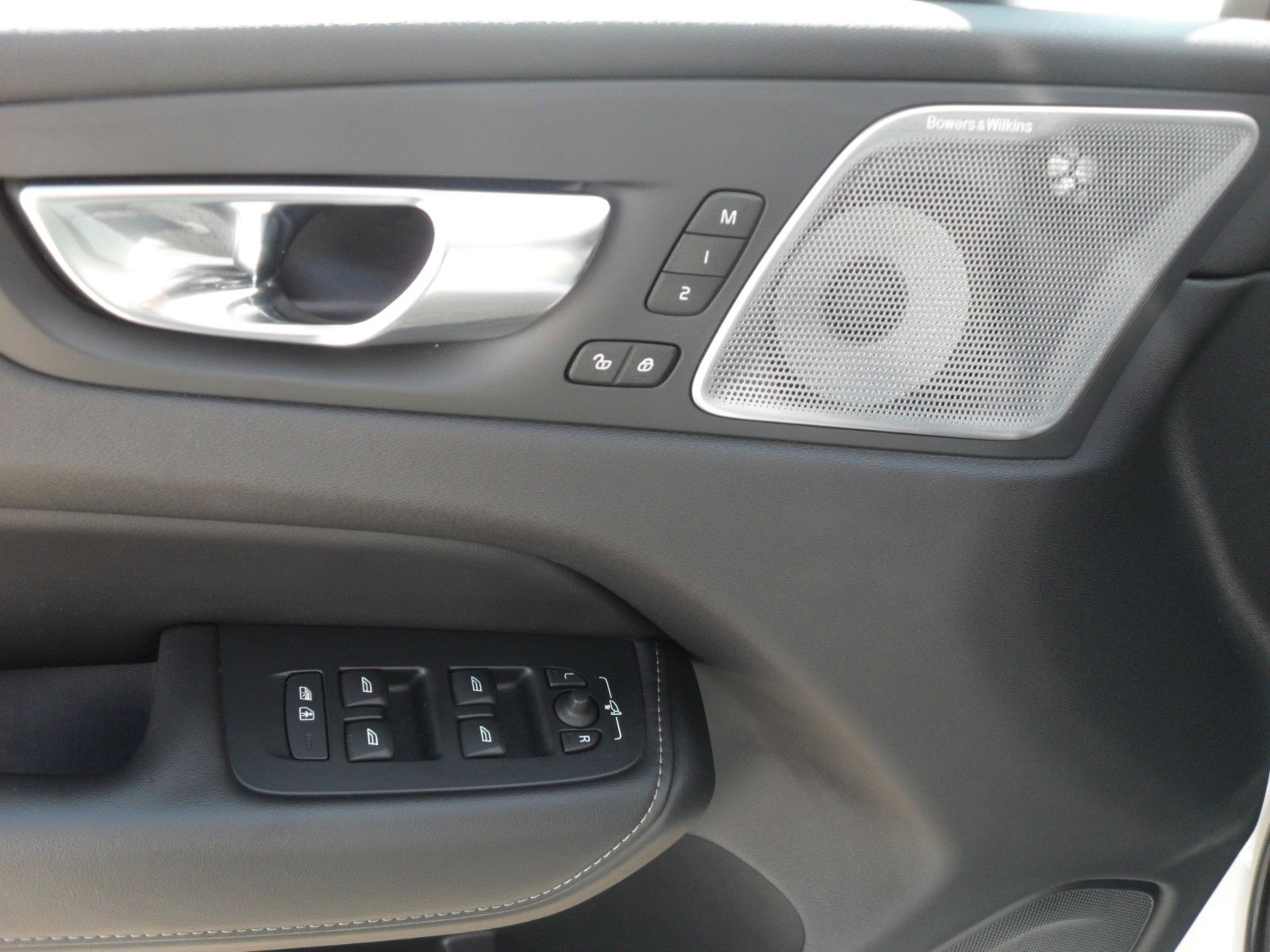 Fahrzeugabbildung Volvo XC 60 B5 R Design AWD | HeadUp |Bowers&Wilkins