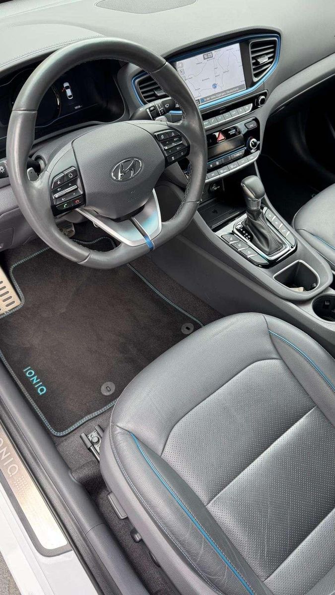 Fahrzeugabbildung Hyundai IONIQ Premium Hybrid