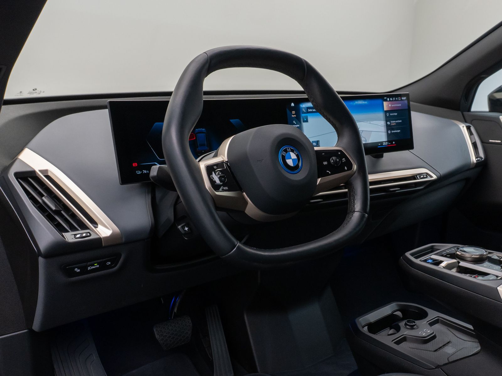 Fahrzeugabbildung BMW iX xD50 Sport 360°H/K DAB SoftCl AHK Komfort 21"