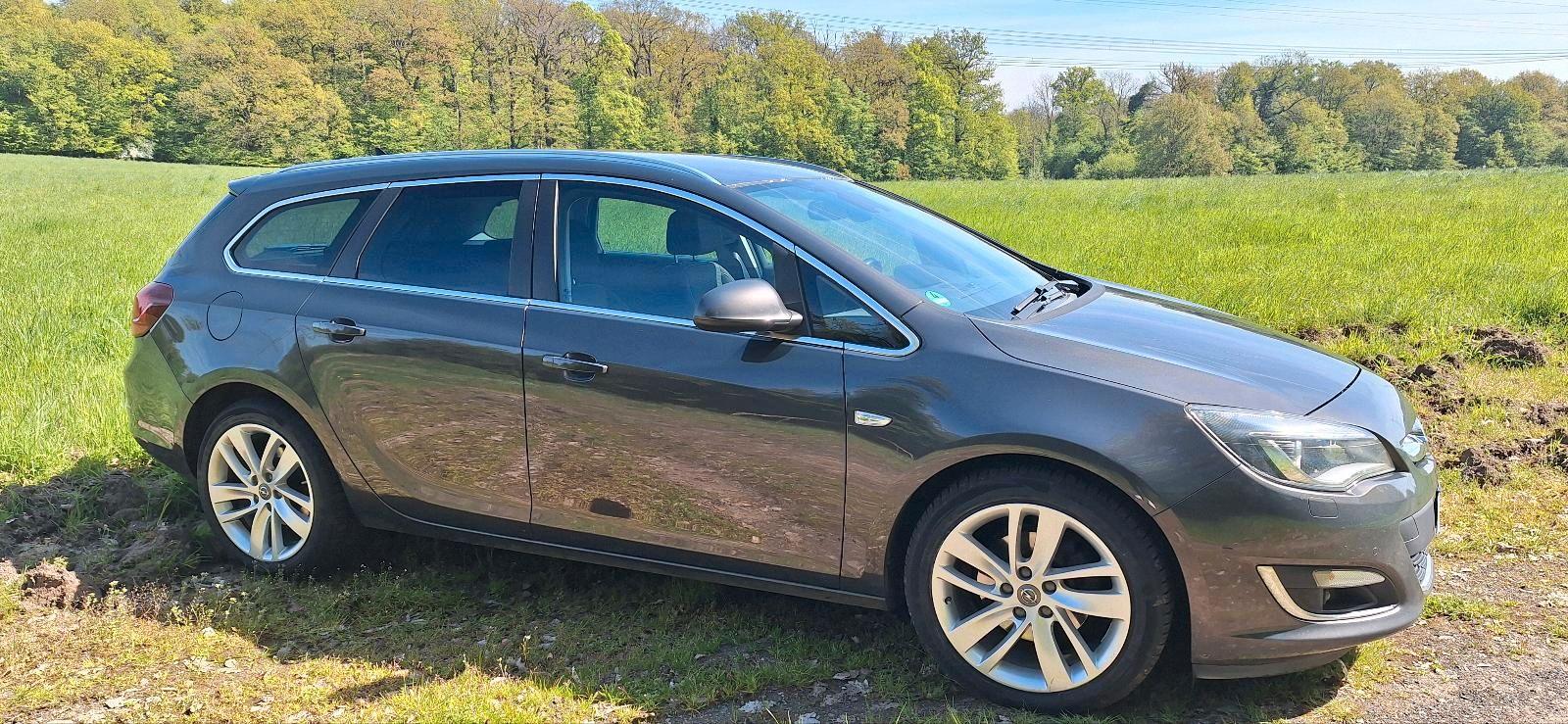 Opel Astra 2014 — interior