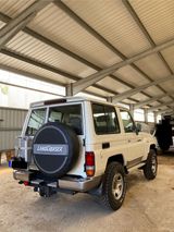 Toyota Land Cruiser GRJ71 L - Toyota Land Cruiser mit Benzin-Antrieb: Geländewagen