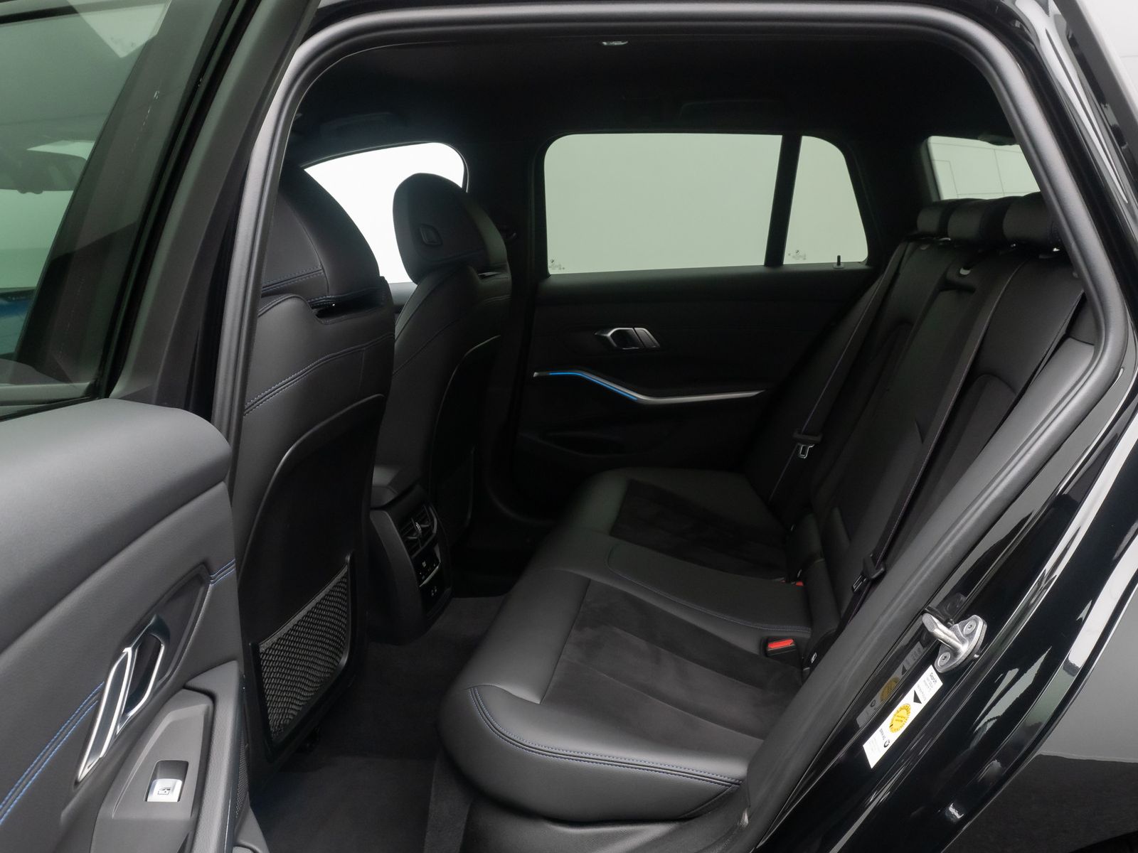 Fahrzeugabbildung BMW 320d M Sport Kamera DAB Standhzng HiFi Alarm HUD