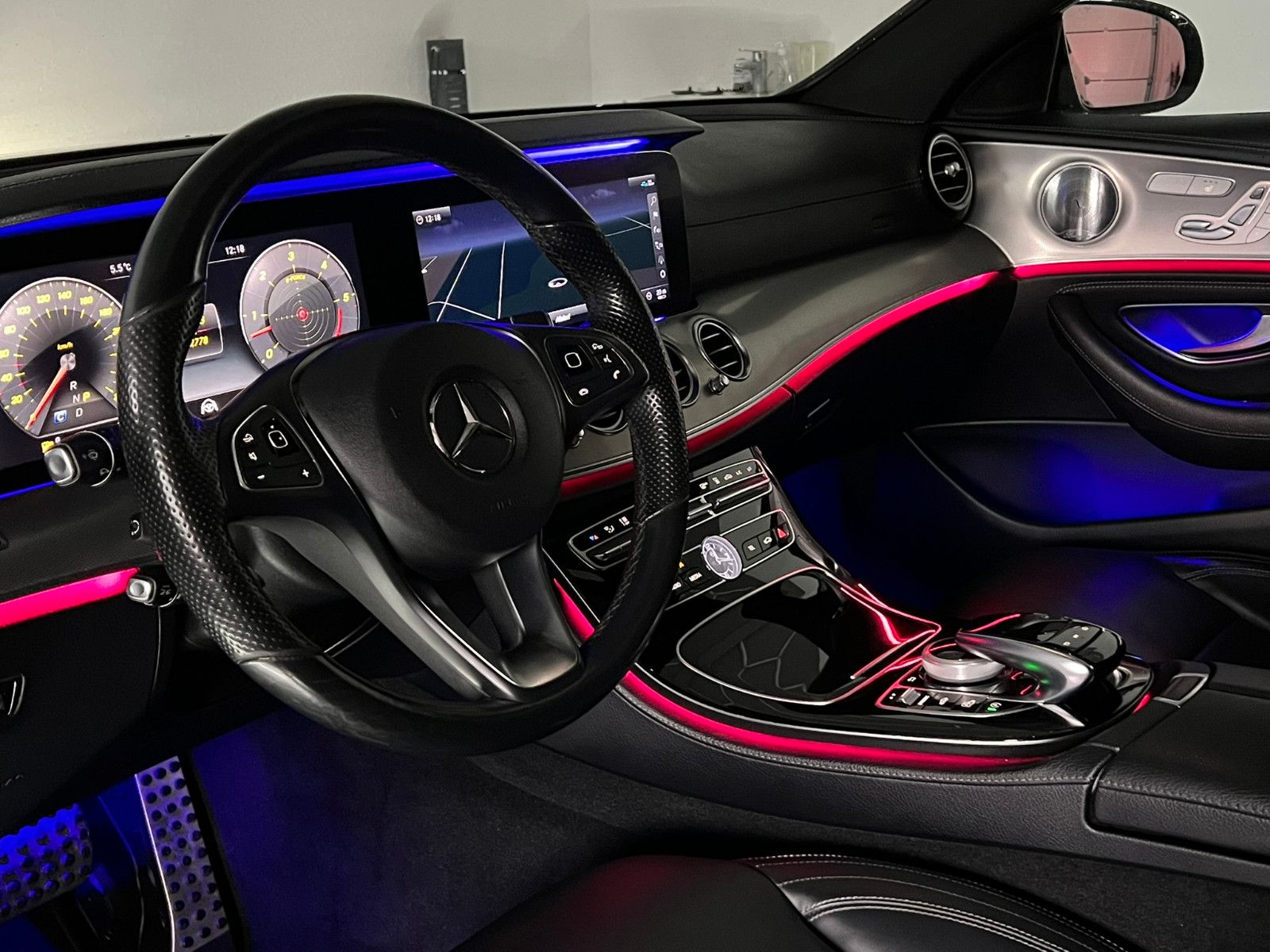 Fahrzeugabbildung Mercedes-Benz E350d AMG-LINE/PANO/BURMESTER/WIDESCREEN/AMBIENT